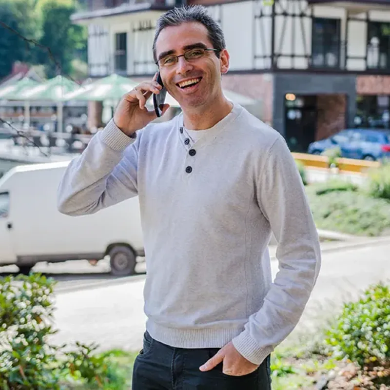 Dawid Łukasiewicz, BedBooking rozmawiający przez telefon