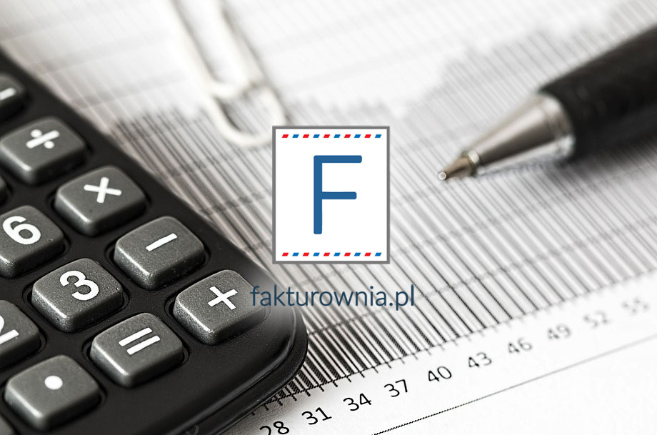 Kalkulator i długopis na wydruku z danymi liczbowymi z logo fakturownia.pl