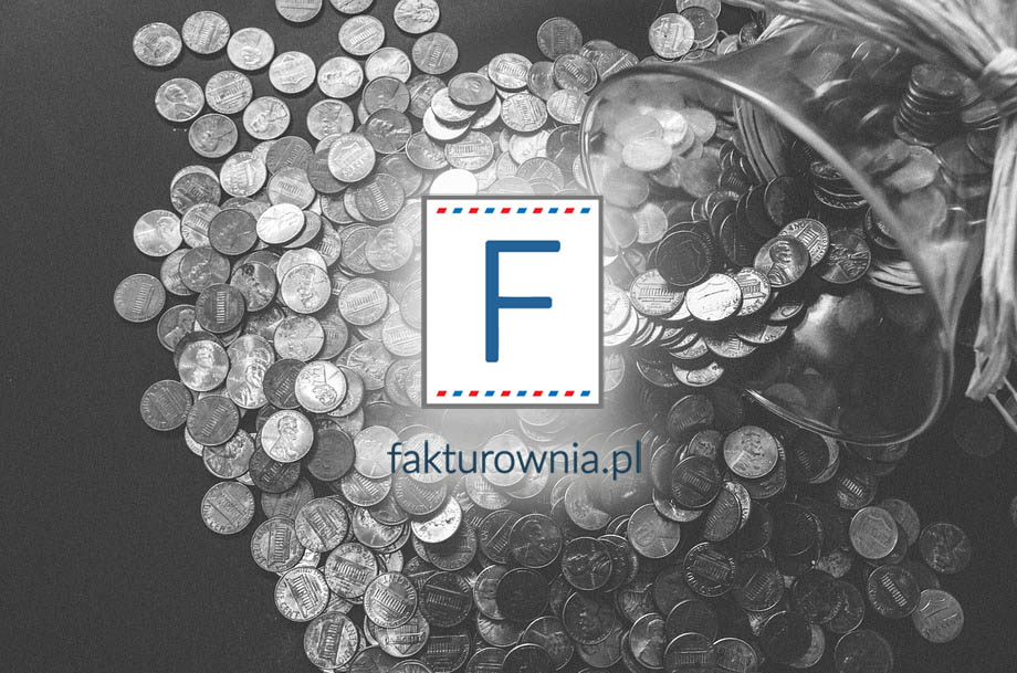 Monety wysypane ze słoika w czarno-białym ujęciu z logo fakturownia.pl