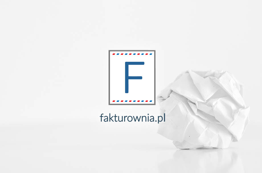 Zgnieciona kartka papieru na białym tle z logo fakturownia.pl