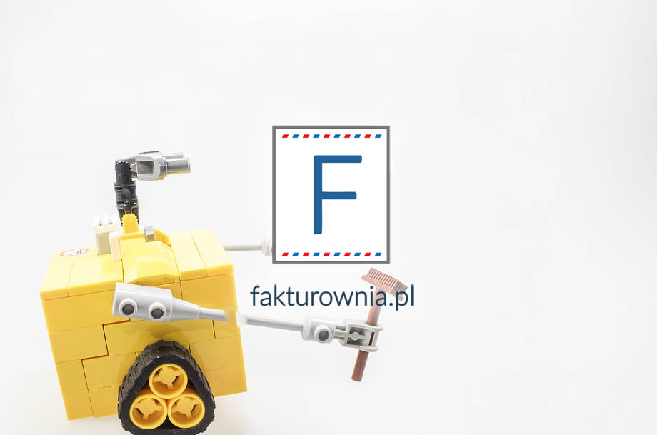 Żółty robot z klocków z logo fakturownia.pl