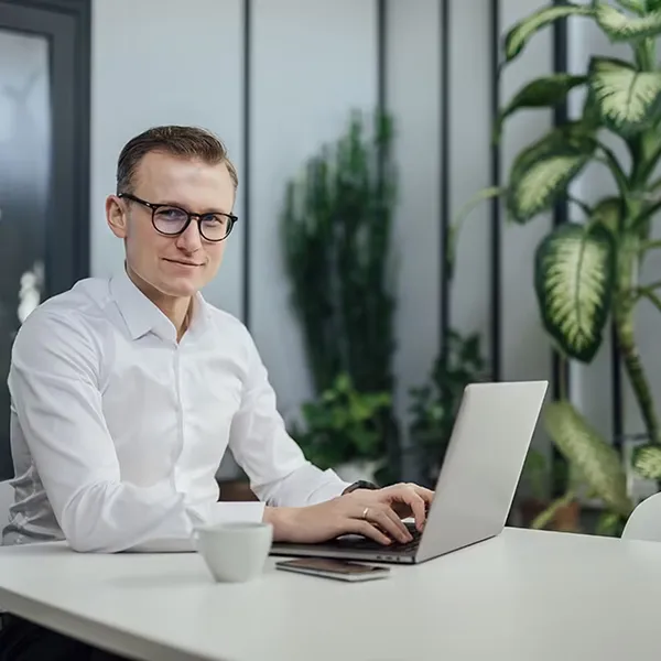 Michał Kowalczyk, Excellent Work, przy laptopie w biurze