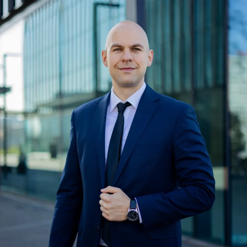 Krzysztof Gonet, NetGonet przed budynkiem biurowym