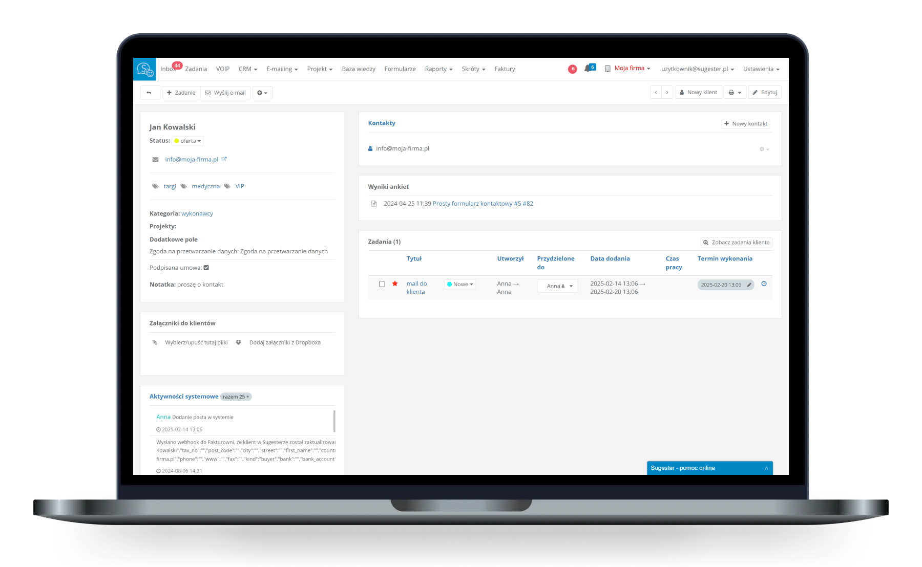 Laptop z panelem CRM Sugester – ekran klienta z zadaniami, kontaktami i aktywnościami