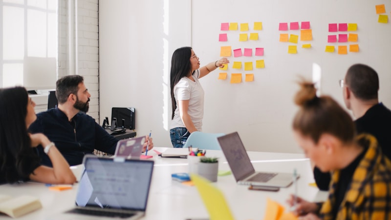 CRM co to jest? Kompletny przewodnik po systemach CRM [2026]