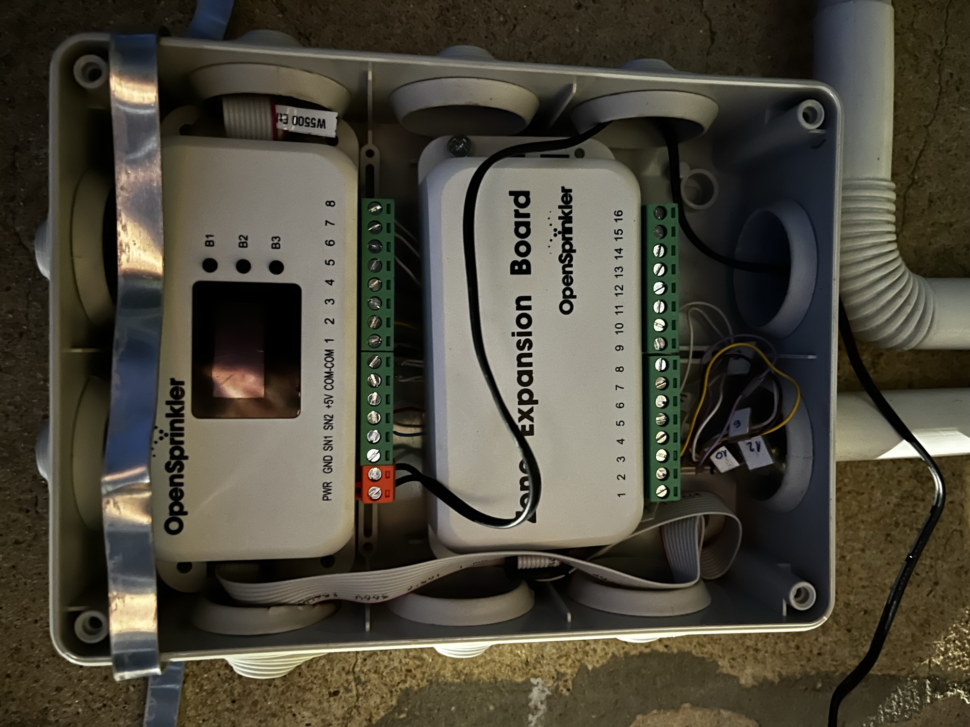 Sterownik OpenSprinkler ze Zone Expansion Board w hermetycznej skrzynce na słupku w winnicy