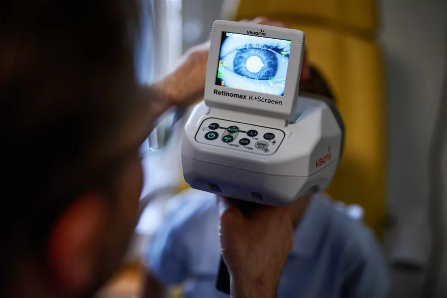 Badanie autorefraktometrem Retinomax